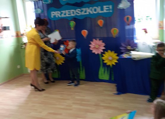 Grafika 122: Uroczyste zakończenie roku przedszkolnego. Część druga. Pożegnanie Starszaków