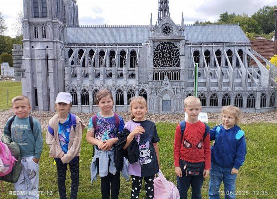 Grafika 51: Wycieczka do Parku Miniatur i Gigantów w Stryszej Budzie