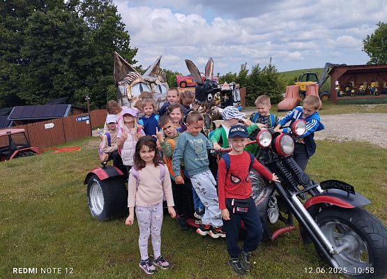 Grafika 28: Wycieczka do Parku Miniatur i Gigantów w Stryszej Budzie