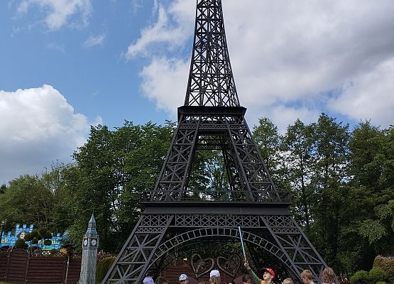 Grafika 50: Wycieczka do Parku Miniatur i Gigantów w Stryszej Budzie