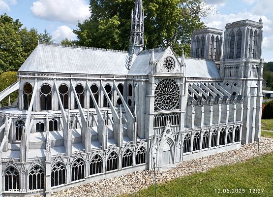 Grafika 49: Wycieczka do Parku Miniatur i Gigantów w Stryszej Budzie