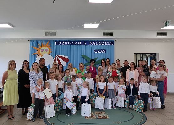 Grafika 1: ZAKOŃCZENIE ROKU SZKOLNEGO