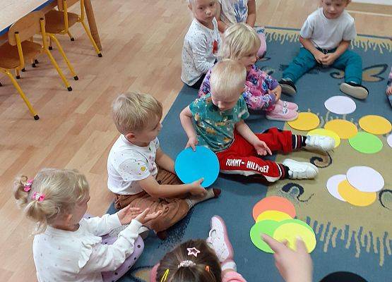 Grafika 3: Międzynarodowy Dzień Kropki