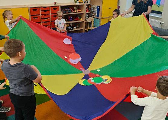 Grafika 17: DZIEŃ KROPKI