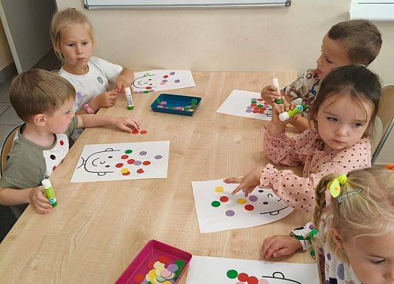 Grafika 18: DZIEŃ KROPKI