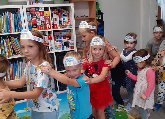 Grafika 2: Dzień Kropki w bibliotece