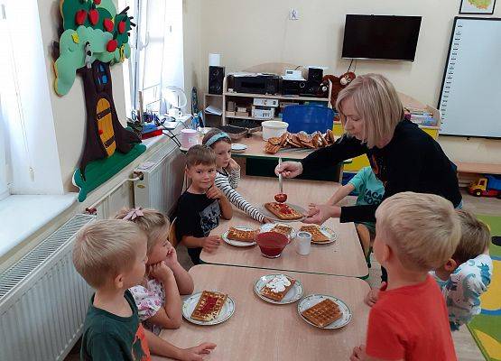 Grafika 2: PRZEDSZKOLAKI ŚWIĘTUJĄ