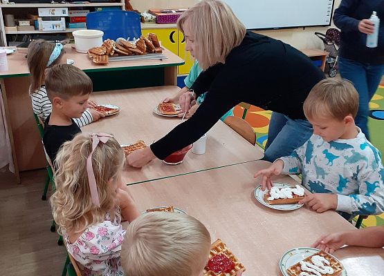 Grafika 3: PRZEDSZKOLAKI ŚWIĘTUJĄ