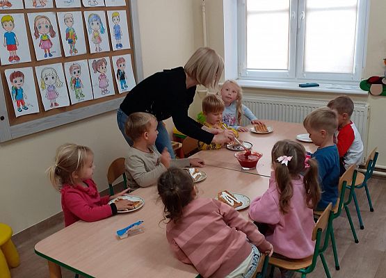 Grafika 4: PRZEDSZKOLAKI ŚWIĘTUJĄ