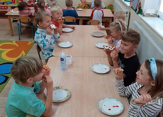 Grafika 5: PRZEDSZKOLAKI ŚWIĘTUJĄ