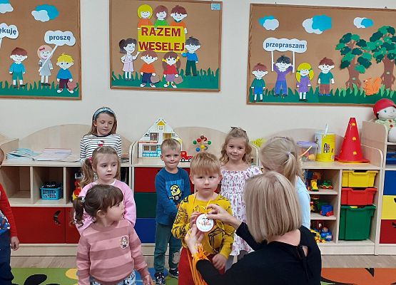 Grafika 7: PRZEDSZKOLAKI ŚWIĘTUJĄ