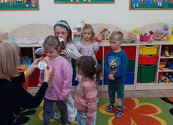 Grafika 8: PRZEDSZKOLAKI ŚWIĘTUJĄ