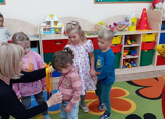 Grafika 9: PRZEDSZKOLAKI ŚWIĘTUJĄ