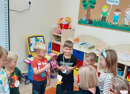 Grafika 10: PRZEDSZKOLAKI ŚWIĘTUJĄ