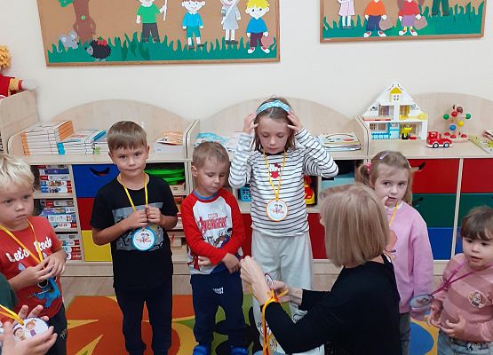 Grafika 11: PRZEDSZKOLAKI ŚWIĘTUJĄ