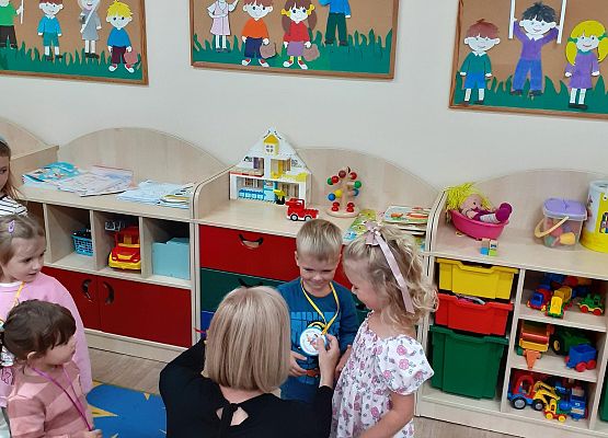 Grafika 13: PRZEDSZKOLAKI ŚWIĘTUJĄ