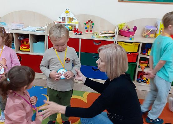 Grafika 14: PRZEDSZKOLAKI ŚWIĘTUJĄ