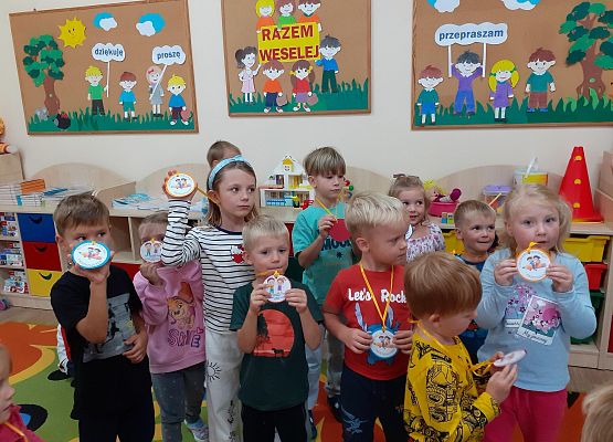 Grafika 15: PRZEDSZKOLAKI ŚWIĘTUJĄ