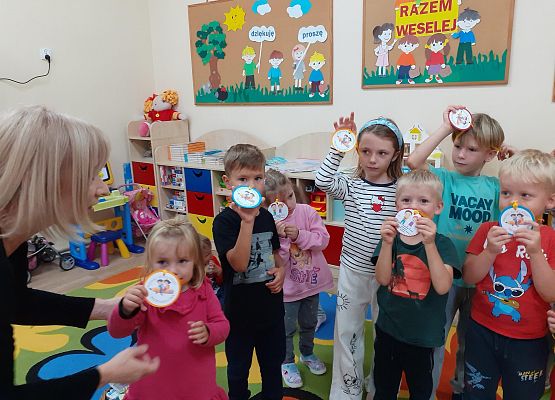 Grafika 16: PRZEDSZKOLAKI ŚWIĘTUJĄ