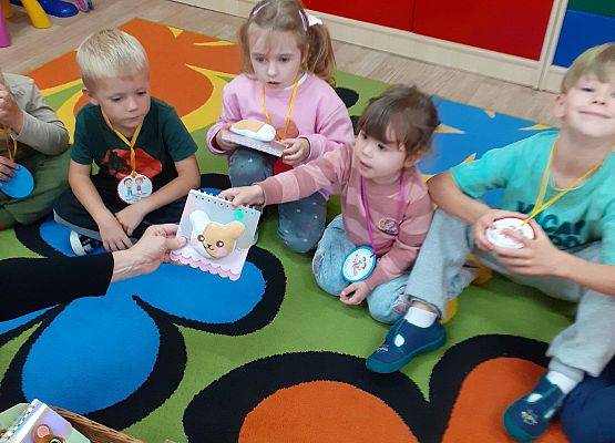 Grafika 17: PRZEDSZKOLAKI ŚWIĘTUJĄ