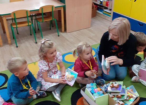 Grafika 18: PRZEDSZKOLAKI ŚWIĘTUJĄ