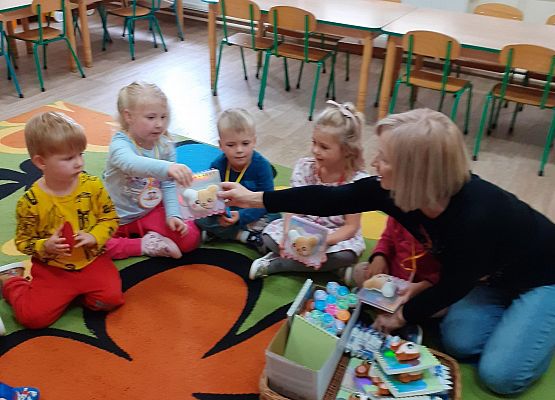 Grafika 19: PRZEDSZKOLAKI ŚWIĘTUJĄ