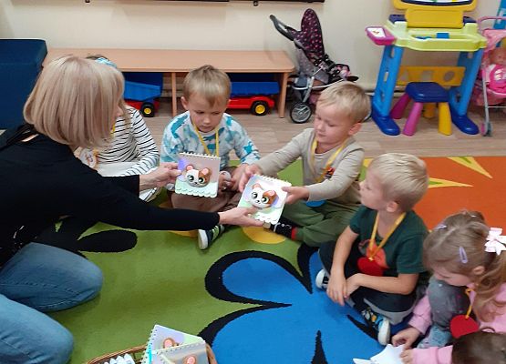 Grafika 20: PRZEDSZKOLAKI ŚWIĘTUJĄ