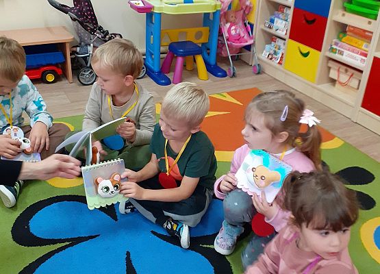 Grafika 21: PRZEDSZKOLAKI ŚWIĘTUJĄ