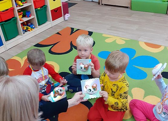 Grafika 22: PRZEDSZKOLAKI ŚWIĘTUJĄ