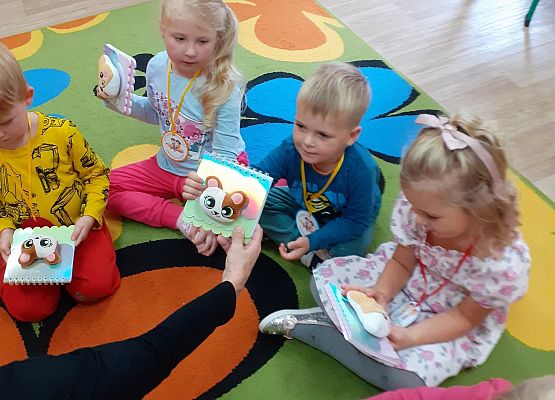 Grafika 23: PRZEDSZKOLAKI ŚWIĘTUJĄ