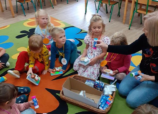 Grafika 25: PRZEDSZKOLAKI ŚWIĘTUJĄ