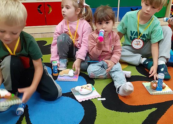 Grafika 26: PRZEDSZKOLAKI ŚWIĘTUJĄ