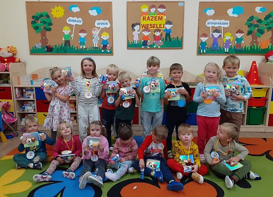 Grafika 1: PRZEDSZKOLAKI ŚWIĘTUJĄ
