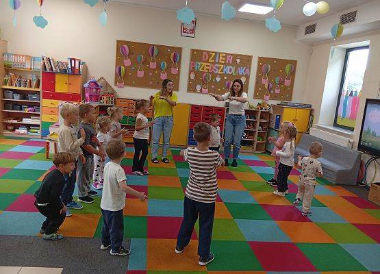 Grafika 7: DZIEŃ  PRZEDSZKOLAKA