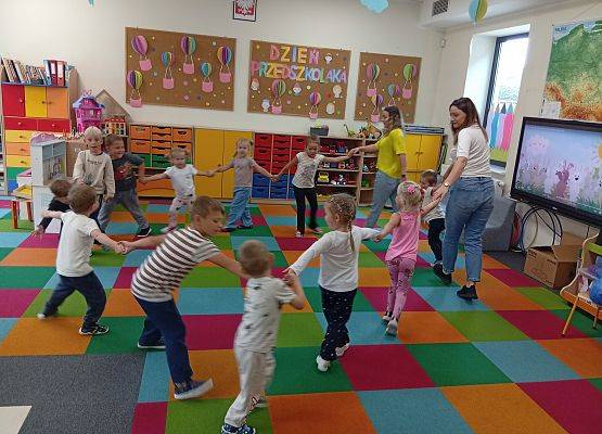 Grafika 8: DZIEŃ  PRZEDSZKOLAKA