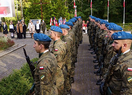 Grafika 8: Krępa Kaszubska - uroczystość na cmentarzu