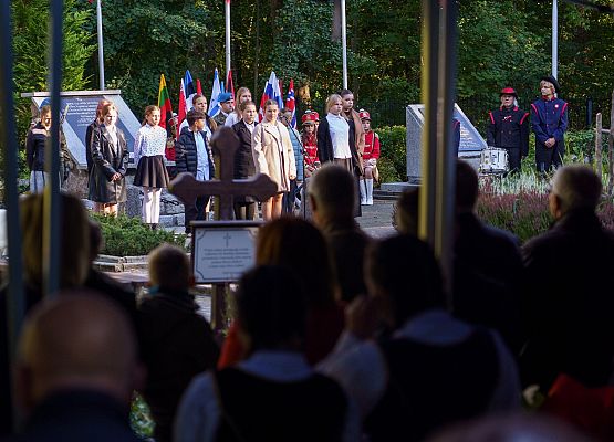 Grafika 7: Krępa Kaszubska - uroczystość na cmentarzu