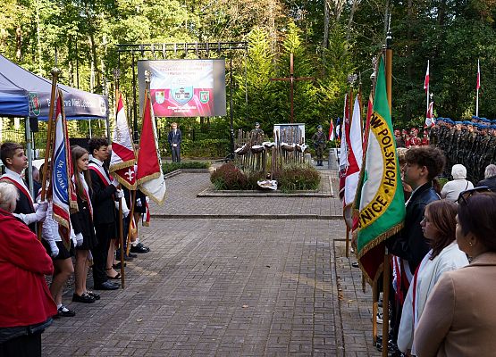 Grafika 9: Krępa Kaszubska - uroczystość na cmentarzu