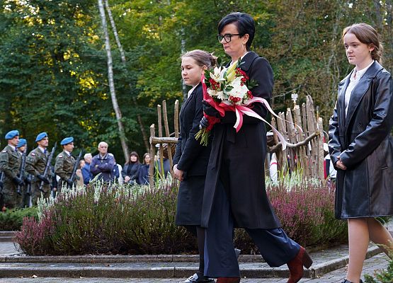 Grafika 10: Krępa Kaszubska - uroczystość na cmentarzu