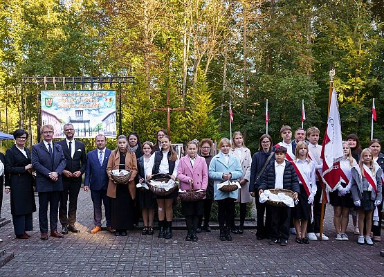 Grafika 11: Krępa Kaszubska - uroczystość na cmentarzu