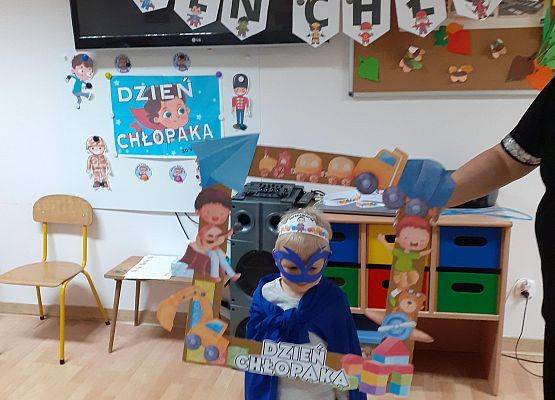 Grafika 69: 30 wrzesień - Dzień Chłopaka