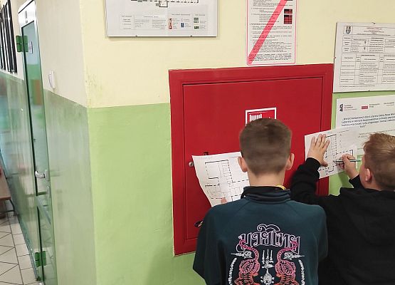 Poznajemy znaki bezpieczeństwa na technice, zajęcia z mapką szkoły.