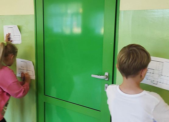 Poznajemy znaki bezpieczeństwa na technice, zajęcia z mapką szkoły.