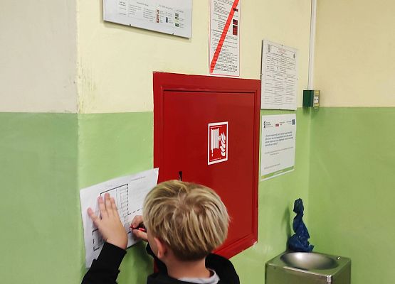 Poznajemy znaki bezpieczeństwa na technice, zajęcia z mapką szkoły.