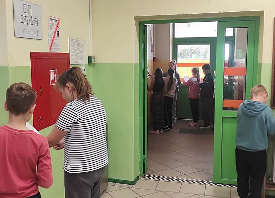 Poznajemy znaki bezpieczeństwa na technice, zajęcia z mapką szkoły.