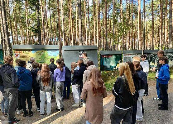 Zwiedzanie cmentarza w Piaśnicy