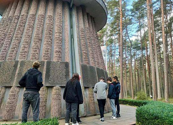 Zwiedzanie cmentarza w Piaśnicy