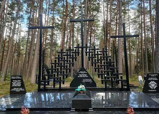 Zwiedzanie cmentarza w Piaśnicy