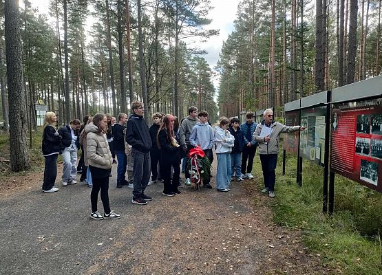 Zwiedzanie cmentarza w Piaśnicy