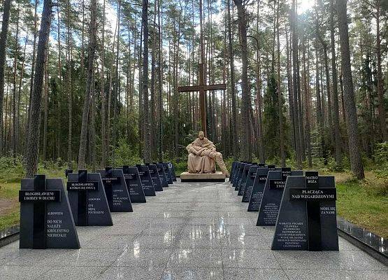 Zwiedzanie cmentarza w Piaśnicy